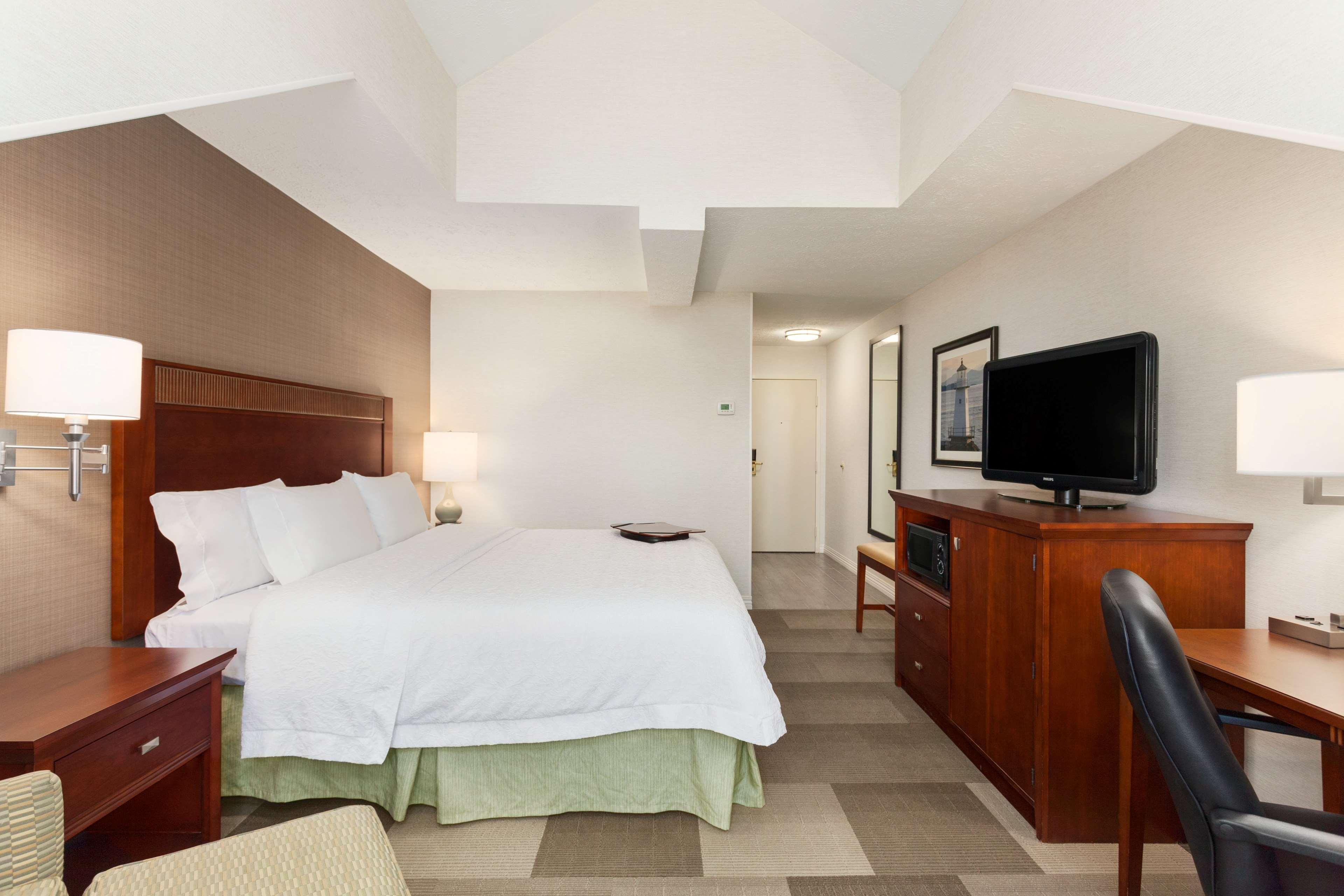 Hampton Inn Burlington - Colchester Exterior photo
